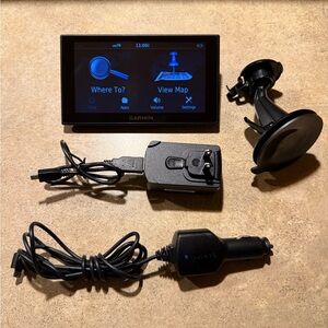 Garmin RV 660LMT 6” Auto GPS w/ Lifetime Maps & Mount and Chargers - Tested